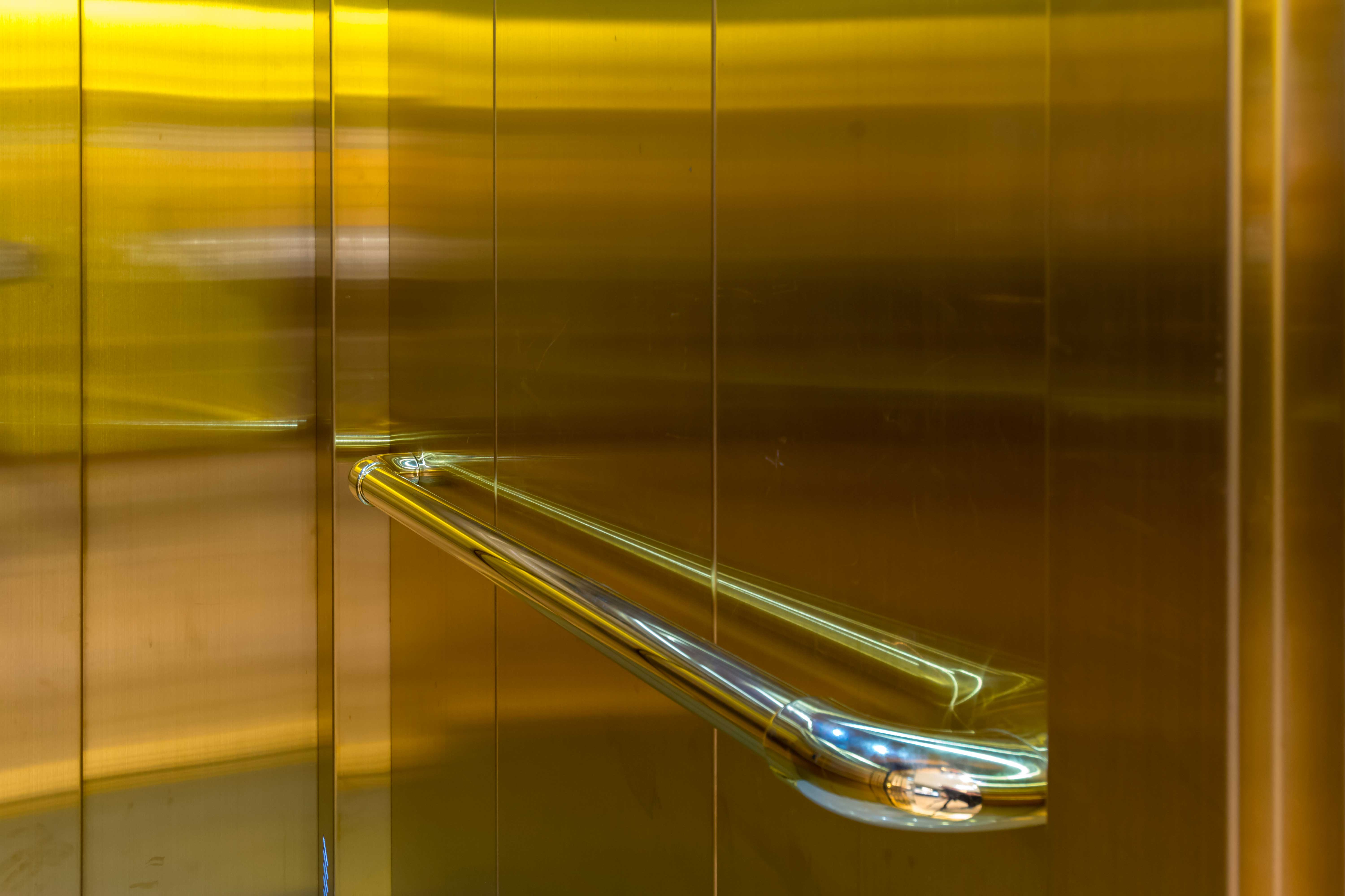 Habillage ascenseur cabine dorée ACAF